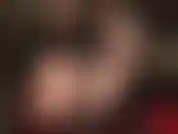 Pies, culo y strap-on: desde brillantes medias color piel y culo hasta pies descalzos con un enorme strap-on blanco. Acaricia tu cara con mis pies.