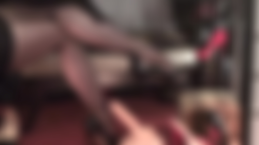 Piernas y pies fabulosos en medias con costura y tacones negros que hacen que tu polla pida atención.