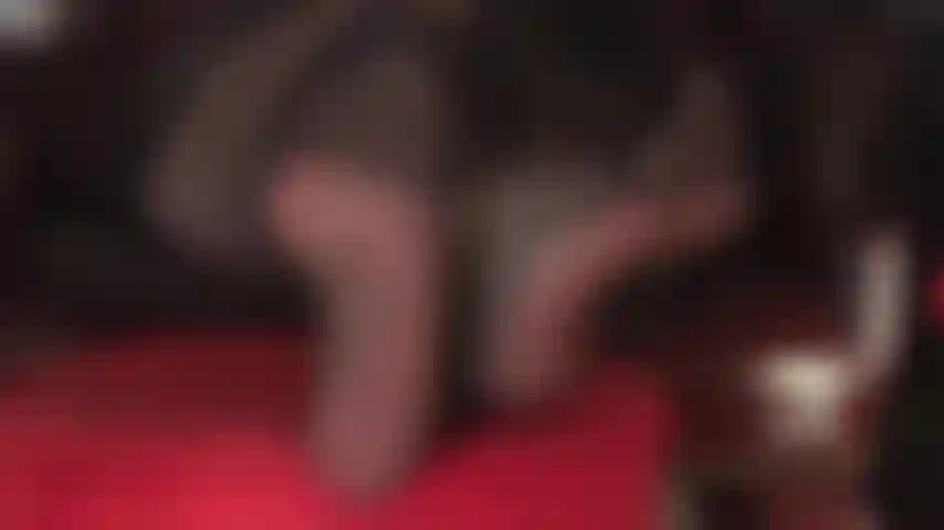 Tobillos cruzados, medias reforzadas, fetiche de pies, tacones altos, colgantes y guantes de cuero.