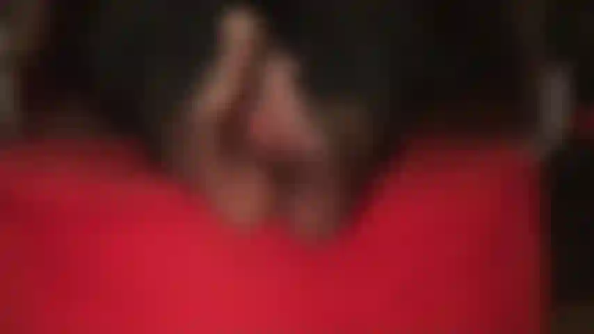 Medias de color marrón oscuro que se mueven: adora los pies arqueados y sexys de la amante vivian mientras se mueven frente a tu cara.