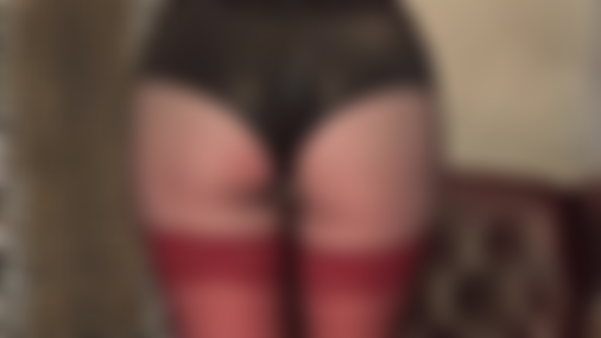 Adoro el trasero con shorts de licra diminutos y varias capas de pantimedias negras con medias rojas de encaje. Te encanta cómo lucen estos shorts negros ajustados y brillantes que se ajustan a mi trasero redondo.