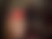 Short de saten rojo brillante parte 1/2 - combinado con diferentes pares de medias de nylon con top de encaje y botas - medias blancas con botas altas brillantes y botas de cuero hasta la rodilla, medias negras con costura y tacones.