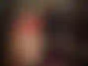 Short de saten rojo brillante parte 1/2 - combinado con diferentes pares de medias de nylon con top de encaje y botas - medias blancas con botas altas brillantes y botas de cuero hasta la rodilla, medias negras con costura y tacones.