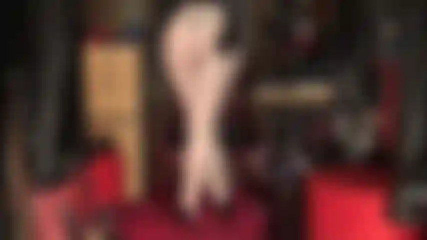 Masturbándolo bien por el culo y las piernas cruzadas de la amante.