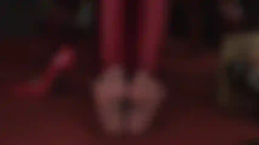 Fetichismo de pies con medias: me exploto por tu adicción a los pies de nailon. Me centro en los pies marrones supertransparentes de mi ama, con medias.