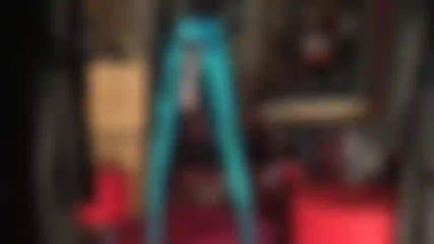 Adoración del satén y dominación con strap-on: mientras la amante vivian usa sus brillantes pantalones de satén azul y se cambia a diferentes guantes de satén, acaricia su gran polla y se burla con el culo y las piernas.