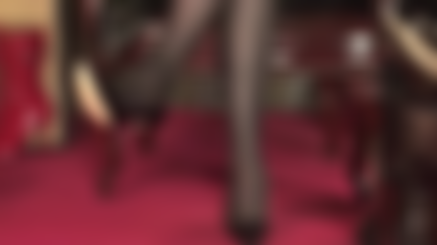 Juego con zapatos y balanceo en medias negras y tacones de acero de charol negro.