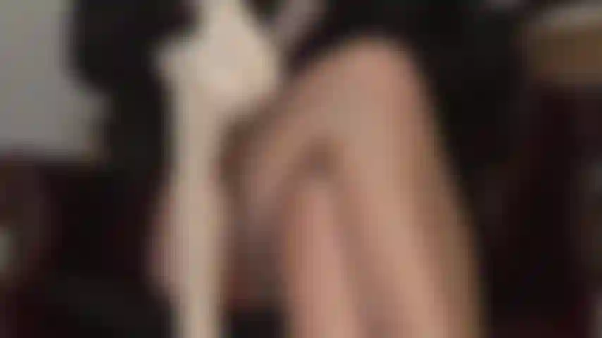 La señora vivian tiene tu polla de esclavo atrapada en medias de nailon entre sus sexys y brillantes pantimedias y sus maravillosas piernas cruzadas.