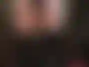 Ama quiere que tomes todas sus enormes pollas y le beses el culo.