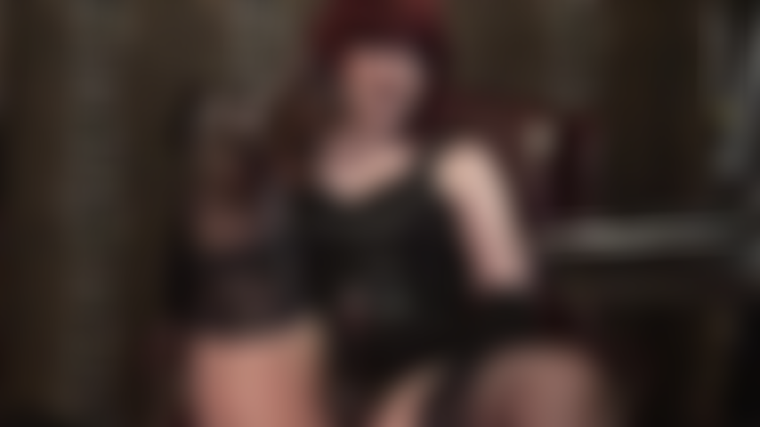 Te mereces una buena penetración con mi strap-on más pequeño, veinte centímetros de polla negra, mientras trabajo cada centímetro de tu culo de puta, estirando la mano para sentir lo dura que estás por mi polla, ¡tus bolas están tan llenas!