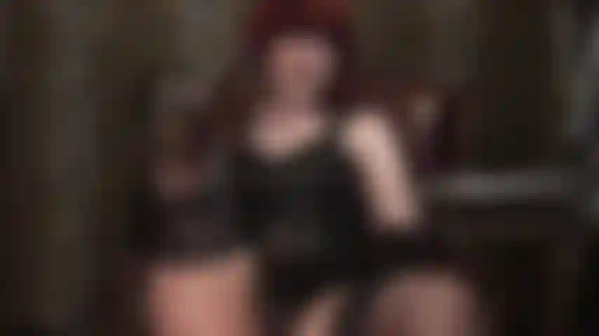 Te mereces una buena penetración con mi strap-on más pequeño, veinte centímetros de polla negra, mientras trabajo cada centímetro de tu culo de puta, estirando la mano para sentir lo dura que estás por mi polla, ¡tus bolas están tan llenas!