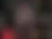 Bragas de encaje rojo debajo de medias negras.