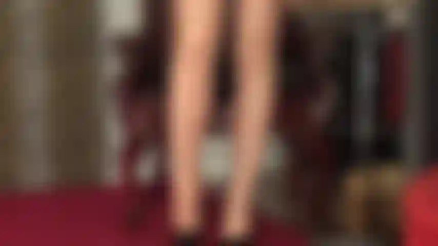 Medias brillantes de neón wolford; como aún no son lo suficientemente brillantes, la amante está colocando un par de medias brillantes de neón wolford doradas.