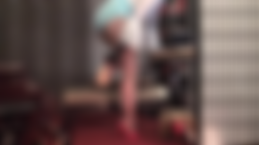 Sensual provocación de piernas en pantimedias marrones, mules rojos de tacón alto y bragas de faja azul. - La ama sabe que no puedes resistirte a sus largas piernas y sexys pies arqueados dentro y fuera de estas sexys sandalias de aguja.