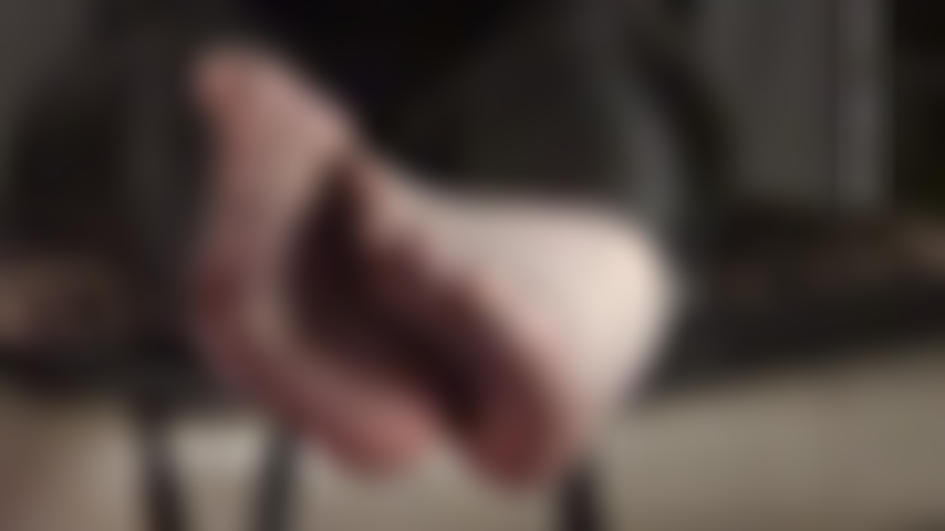 Fetichismo de pies: pies provocativos giran en medias transparentes de color negro roto.