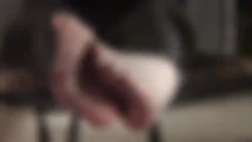 Fetichismo de pies: pies provocativos giran en medias transparentes de color negro roto.