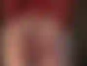 Provocativa en tanga de látex rojo brillante. Dios mío!