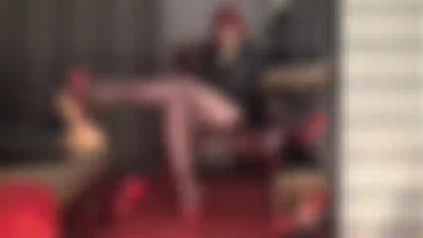 Atada y palpitante a los pies de mi ama; sus piernas y pies son tu pasión, su suave tacto, tu ansia. Mi ama te hace girar la cabeza con mis mules rojos de tacón alto y medias color café.