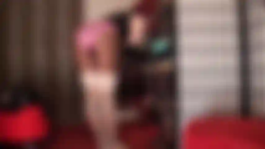 Bragas y medias con ligas provocativas: tu polla de esclava anhela bragas de satén sedoso y medias con parte superior de encaje, de la misma manera que anhela medias con costura y ligas con bragas de encaje.