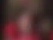 Tu diosa te hipnotiza con su traje de pvc, guantes, piernas de nailon y brillantes tacones de aguja, moviéndose muy despacio. No puedes apartar la mirada, debilitándote y adormeciéndote, rematando tu cuerpo bajo su ano.