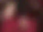 Pies descalzos, bailarinas colgando.