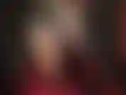 Piernas en pantimedias en falda corta de vinilo con botas con cordones y sin ellas.