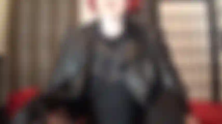 Piernas largas en medias, pechos pequeños y un trasero perfecto en tanga. Acaríciate mientras admiras mis increíbles curvas.