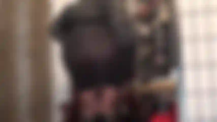 El vestido tan transparente... Vistas upskirt, provocación con pantimedias en un ajustado vestido negro.