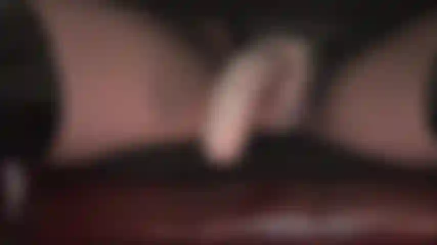 Adoro el strap-on: tu boca de puta no es más que un vertedero de semen para la gran polla blanca y jugosa de la amante.