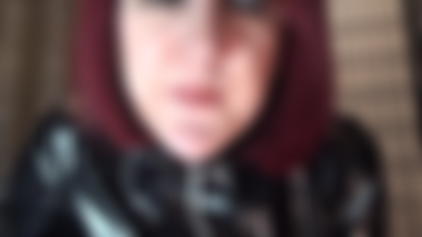 Fetichista de spit, medias con liga con costura, pvc y strap-on negro gigante.