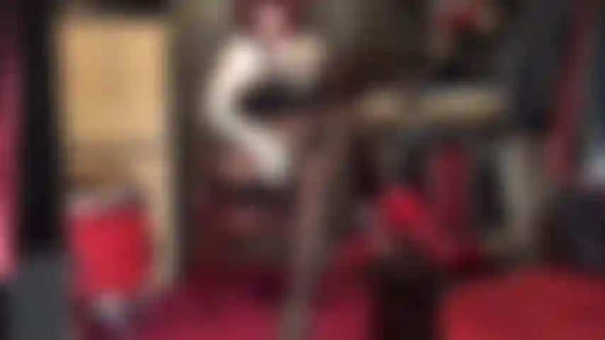 La ama se pone una media blanca en el brazo, animándote a acariciarla mientras sacude su consolador entre las piernas cruzadas. Te exige que abras la boca y te corras por toda la cara.