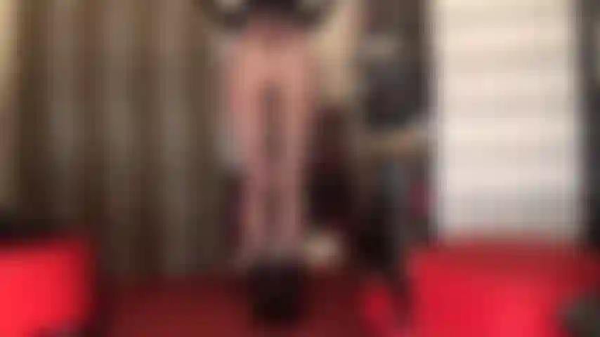 Adoro las increíbles curvas de mi amante en un par de finas medias negras combinadas con botas cortas: ese tipo de vista al que simplemente no puedes resistirte mientras la amante te provoca con su hermoso trasero y sus largas piernas.