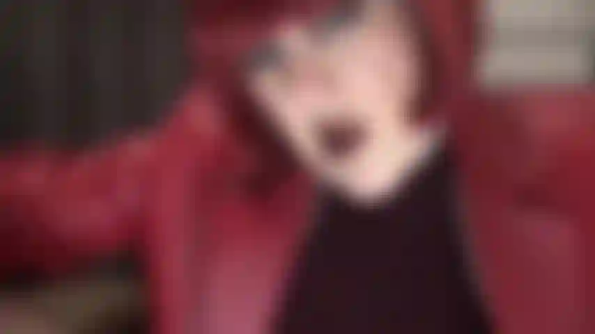 Cuero rojo, lápiz labial marrón oscuro y escupo de cerca: harías cualquier cosa por beber toda la sabrosa saliva de la señora.