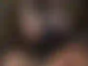 La señora vivian acaricia su gran polla y te anima a acariciarla también.