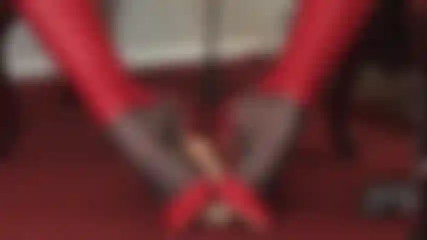 Conoces tu lugar; tu intenso amor y devoción por los pies de la señora vivian son innegables. Aquí es donde perteneces.