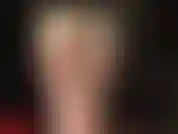 Adora mi enorme strap-on blanco y mi culo desnudo.