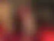 Ama cuelga mules de cuero, muestra sus sexys pies en pantimedias brillantes y lentamente provoca una polla en su mano.