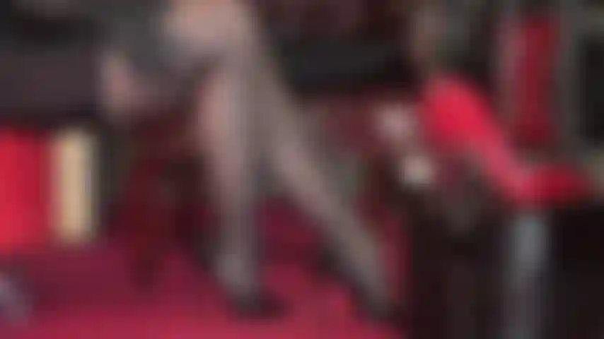 Me encantan las piernas y los tacones altos: mis piernas sexys, cruzadas y extendidas, con zapatos sensuales, te hacen caer de rodillas. Mi amante lleva tacones negros brillantes clásicos, seguidos de atractivas plataformas con tiras.