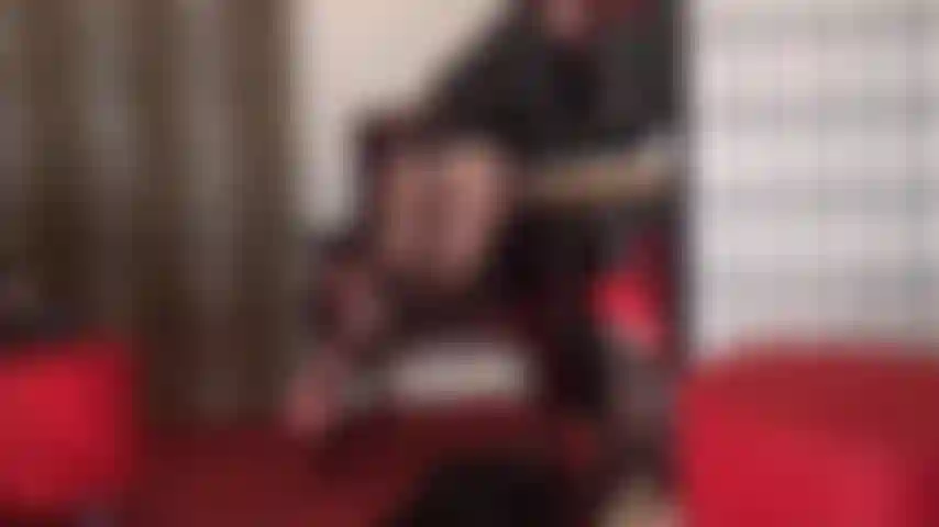 Un par de pantimedias negras con costura: las curvas de nailon de la amante son innegablemente sexys.