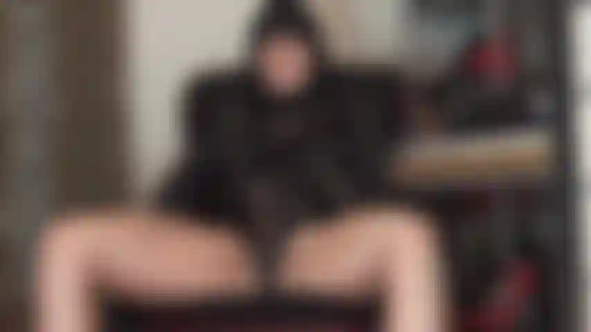 Nada te pone más cachondo que unas bolas mohosas. Esos poppers que esnifas te tienen en trance. Solo quieres ser usada por hombres, tener sus testículos sudorosos en tu cara y su polla en tu garganta.