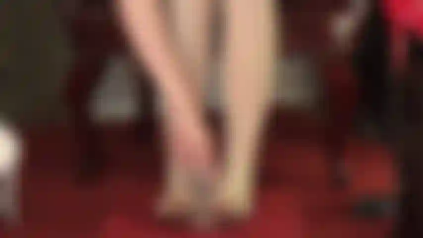 Escupo empapado pie de nylon con vistas desde el frente y desde atrás en pantimedias y capas de medias blancas.