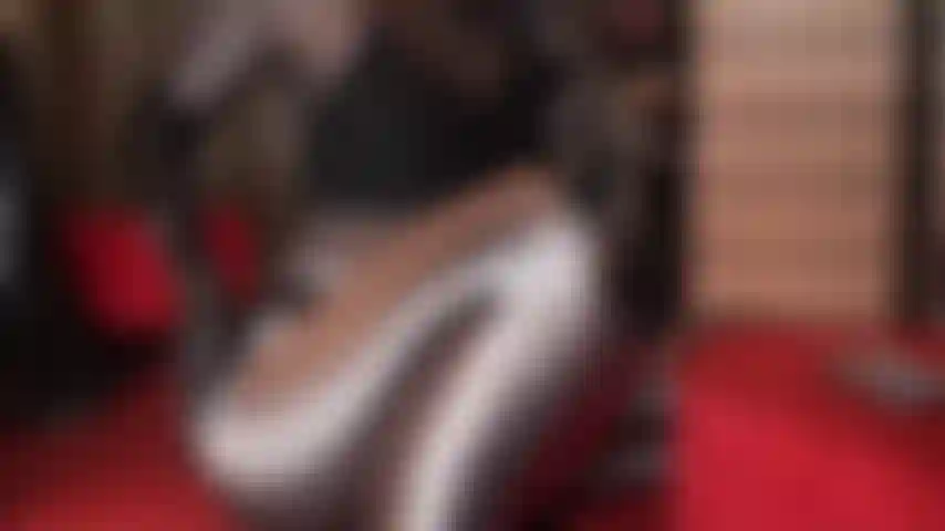 Perfección brillante en medias de spandex marrón, tanga de pvc y guantes de pvc: la adoración del culo con estas calientes combinaciones de medias y bragas fetichistas es increíble, pero tan pronto como la amante prueba diferentes minifaldas brillantes en colores a juego, tu polla se excita mucho.