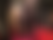 Fetichista del nailon: un body sexy de lencería cruzada, medias con costuras sobre pantimedias color piel brillante y tacones altos de cuero. Mis piernas excitan mientras me acaricias la próstata con un juguete.