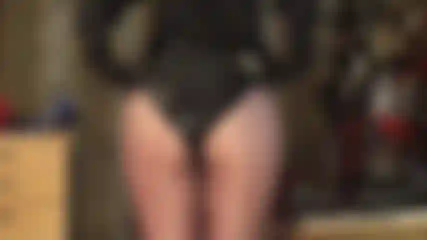 Ama se burla con su famoso culo redondo en pantalones cortos brillantes y medias marrones brillantes.