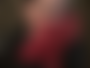 Fetiche de guantes de cuero rojo.