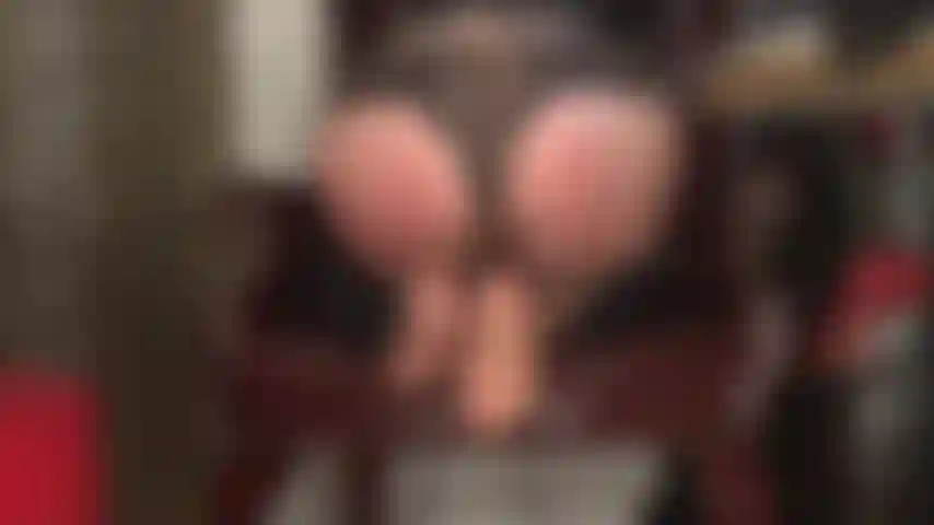 Adoro el culo y los pies de mi ama en bragas de encaje y medias transparentes súper brillantes.