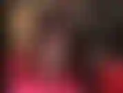 Hipnotizada por piernas de diosa en medias negras y tacones brillantes.