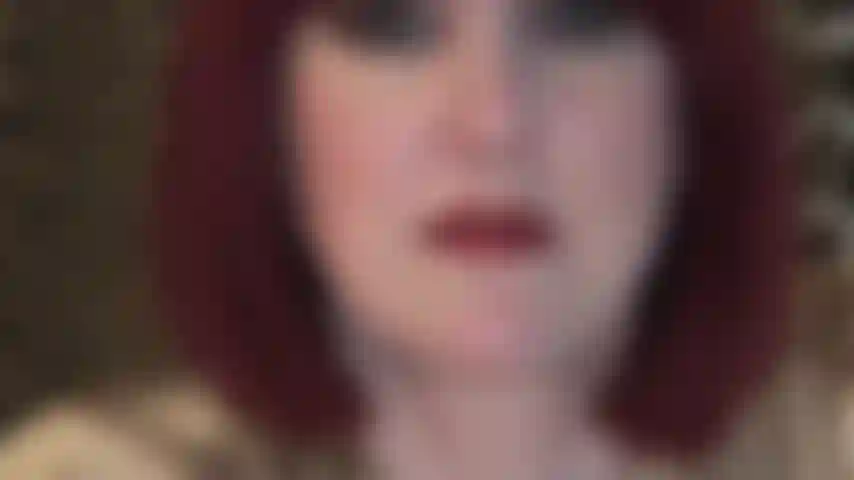 Seducción con labios rojos. Un labial rojo sensual es algo irresistible. Mira cómo la señora vivian te provoca lamiéndose sus deliciosos labios.