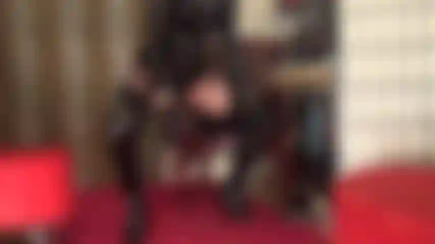 Eres una cerda amante de las pollas. Tu ama, vestida de vinilo negro brillante y botas, te tiene asada a la parrilla entre dos pollas que bombean su semen en tus agujeros.