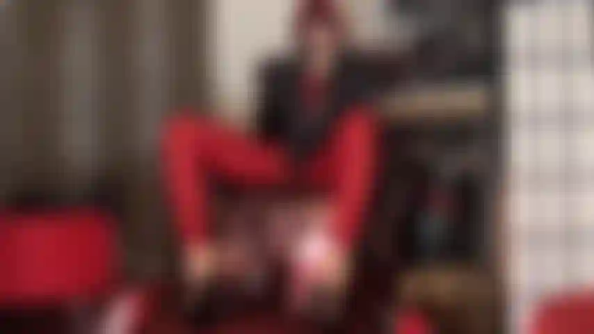 Enormes pollas negras para tus golosos agujeros. Mi ama mece sus pollas negras buscando tus estrechos pero hambrientos agujeros, aunque sus tacones de 20 cm son igual de buenos para follar.